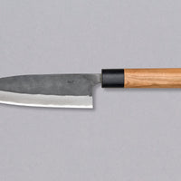 Muneishi Santoku Aogami #2 Kuro-uchi 150 mm svestrani je japanski kuhinjski nož, prikladan za pripremu mesa, ribe i povrća. Oštrica će s lakoćom kliziti kroz namirnice, a rezovi će biti iznimno čisti, zahvaljujući finoj oštrini koju tvrda jezgra od Aogami #2 čelika može postići. Svojstva noža, glatki rezovi i autentičan izgled uvjerit će svakoga entuzijasta u njegovu oštrinu.