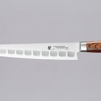 Tamahagane "SAN" Sujihiki (Fluted) 270 mm_1Slicer 270 mm: Duga i uska oštrica je prikladna za rezanje tankih komada mesa i ribe. Udubine na oštrici su estetske i korisne, jer se prilikom rezanja, zbog neravne površine, stvaraju zračni džepići koji sprječavaju lijepljenje namirnica na oštricu. Nož je zato namijenjen rezanju mesnih proizvoda i ribe npr. lososa.