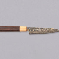 Saji Petty VG-10 Gold RWO 135 mm_1 Saji Petty VG-10 Gold RWO 135 mm mali je japanski nož, prikladan za pripremu mesa, ribe i povrća. Međutim, činili bismo mu krivo kad bismo ga nazvali samo kuhinjskim nožem jer on je zaista izniman primjer japanske kovačke vještine – od njegovog izgleda pa sve do specifičnih detalja.