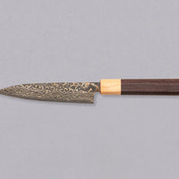 Saji Petty VG-10 Gold RWO 135 mm_2 Saji Petty VG-10 Gold RWO 135 mm mali je japanski nož, prikladan za pripremu mesa, ribe i povrća. Međutim, činili bismo mu krivo kad bismo ga nazvali samo kuhinjskim nožem jer on je zaista izniman primjer japanske kovačke vještine – od njegovog izgleda pa sve do specifičnih detalja.