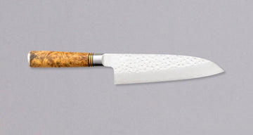 Saji Santoku R2 Karin 180 mm svestrani je japanski kuhinjski nož, prikladan za pripremu mesa, ribe i povrća.  R2/SG2 čelik – visoka tvrdoća 64 HRC, izvrsna otpornost na koroziju i jednostavno brušenje. Dodamo li ovoj jednadžbi još majstorsku obradu iskusnih ruku Takeshija Sajija, teško je zamisliti savršeniji nož!