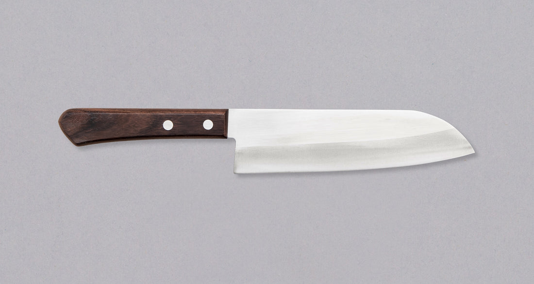 Shibamasa Santoku VG-5 170 mm je nož s iznimnim omjerom između kvalitete i cijene. Ima sve karakteristike japanskog noža: nehrđajući čelik, svestrani oblik oštrice, kasumi završetak i finu oštrinu koja će biti dorasla svakom zadatku u kuhinji. Oštrica je iznimno tanka, stoga će bez teškoća kliziti kroz namirnice.