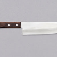 Shibamasa Santoku VG-5 170 mm je nož s iznimnim omjerom između kvalitete i cijene. Ima sve karakteristike japanskog noža: nehrđajući čelik, svestrani oblik oštrice, kasumi završetak i finu oštrinu koja će biti dorasla svakom zadatku u kuhinji. Oštrica je iznimno tanka, stoga će bez teškoća kliziti kroz namirnice.