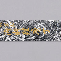Shibamasa Santoku VG-5 170 mm je nož s iznimnim omjerom između kvalitete i cijene. Ima sve karakteristike japanskog noža: nehrđajući čelik, svestrani oblik oštrice, kasumi završetak i finu oštrinu koja će biti dorasla svakom zadatku u kuhinji. Oštrica je iznimno tanka, stoga će bez teškoća kliziti kroz namirnice.