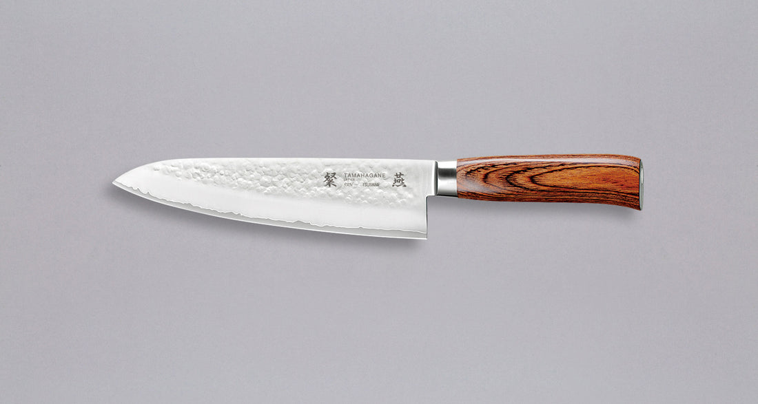Tamahagane "TSUBAME" Gyuto 210 mm_1Gyuto ili Chef's knife je svestran kuhinjski nož koji će blistati prilikom sjeckanja i rezanja na kuhinjskoj dasci. Noževe Tamahagane izrađuju u Nigati u Japanu, u regiji poznatoj po proizvodima od čelika. Napravljeni su na tradicionalan način uz upotrebu moderne tehnologije.