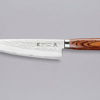 Tamahagane "TSUBAME" Gyuto 210 mm_1Gyuto ili Chef's knife je svestran kuhinjski nož koji će blistati prilikom sjeckanja i rezanja na kuhinjskoj dasci. Noževe Tamahagane izrađuju u Nigati u Japanu, u regiji poznatoj po proizvodima od čelika. Napravljeni su na tradicionalan način uz upotrebu moderne tehnologije.