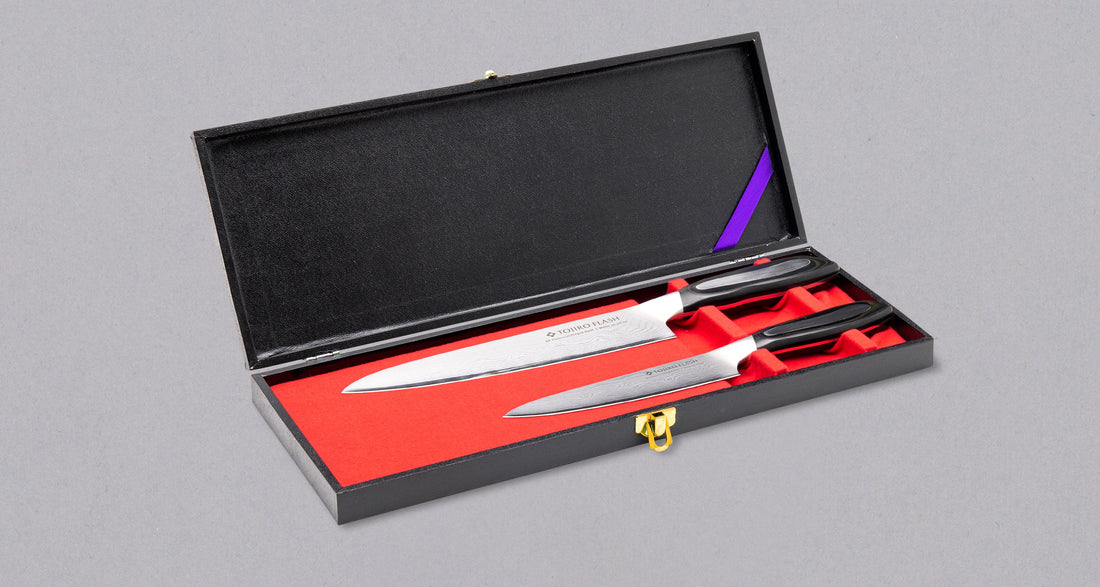 Elegantan i futuristički set Tojiro Flash Gift je kao stvoren za svakoga tko želi pomoću dva noža zadovoljiti skoro sve kuhinjske potrebe. Slojevitost oštrice služi da je sredina super oštra te istovremeno jaka i fleksibilna. Primjerna za sve kuharske entuzijaste i profesionalne kuhare.