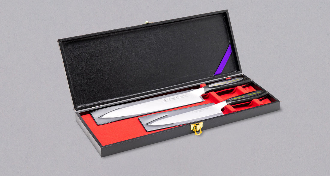 Elegantan i futuristički set Tojiro Flash Gift je kao stvoren za svakoga tko želi pomoću dva noža zadovoljiti skoro sve kuhinjske potrebe. Slojevitost oštrice služi da je sredina super oštra te istovremeno jaka i fleksibilna. Primjerna za sve kuharske entuzijaste i profesionalne kuhare.