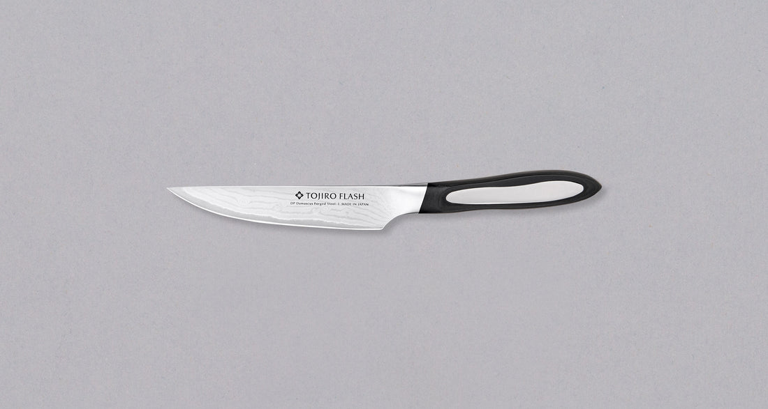 Tojiro Steak set je za mesojede! Elegantan i futuristički set obavezna je kupnja za sve ljubitelje odrezaka koji su se već upoznali s oštrinom japanskih noževa. Čelik VG-10 idealan je odabir za oštar nož za odreske jer je vrlo otporan na koroziju, ima nehrđajuća svojstva, ali još uvijek može postići vrlo finu oštrinu.