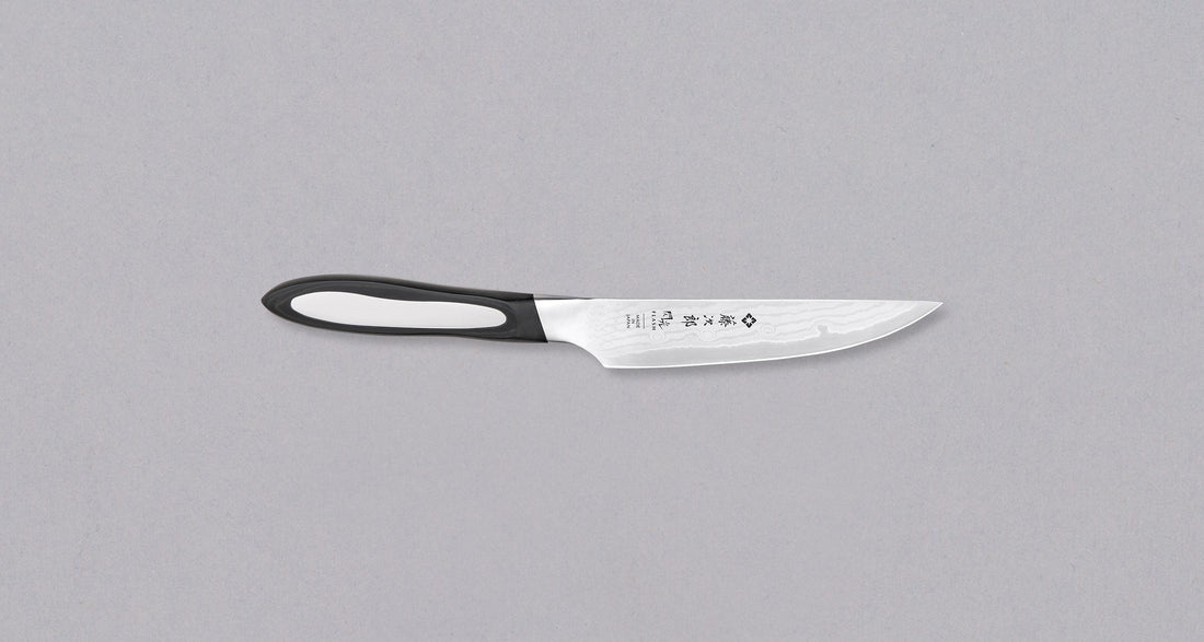 Tojiro Steak set je za mesojede! Elegantan i futuristički set obavezna je kupnja za sve ljubitelje odrezaka koji su se već upoznali s oštrinom japanskih noževa. Čelik VG-10 idealan je odabir za oštar nož za odreske jer je vrlo otporan na koroziju, ima nehrđajuća svojstva, ali još uvijek može postići vrlo finu oštrinu.