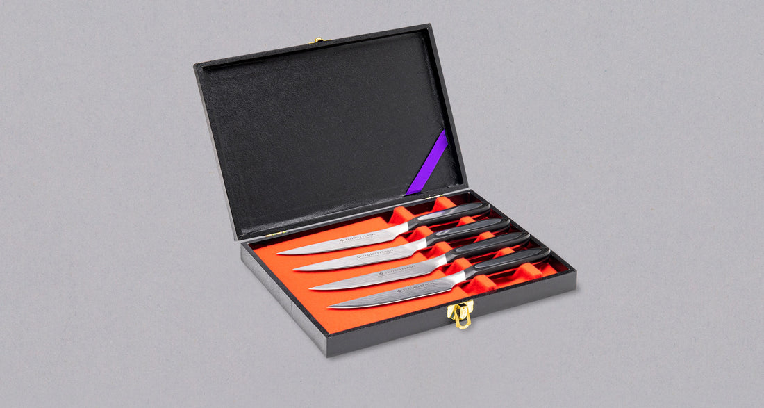 Tojiro Steak set je za mesojede! Elegantan i futuristički set obavezna je kupnja za sve ljubitelje odrezaka koji su se već upoznali s oštrinom japanskih noževa. Čelik VG-10 idealan je odabir za oštar nož za odreske jer je vrlo otporan na koroziju, ima nehrđajuća svojstva, ali još uvijek može postići vrlo finu oštrinu.