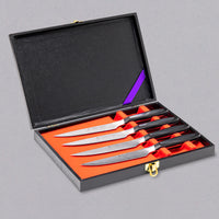 Tojiro Steak set je za mesojede! Elegantan i futuristički set obavezna je kupnja za sve ljubitelje odrezaka koji su se već upoznali s oštrinom japanskih noževa. Čelik VG-10 idealan je odabir za oštar nož za odreske jer je vrlo otporan na koroziju, ima nehrđajuća svojstva, ali još uvijek može postići vrlo finu oštrinu.