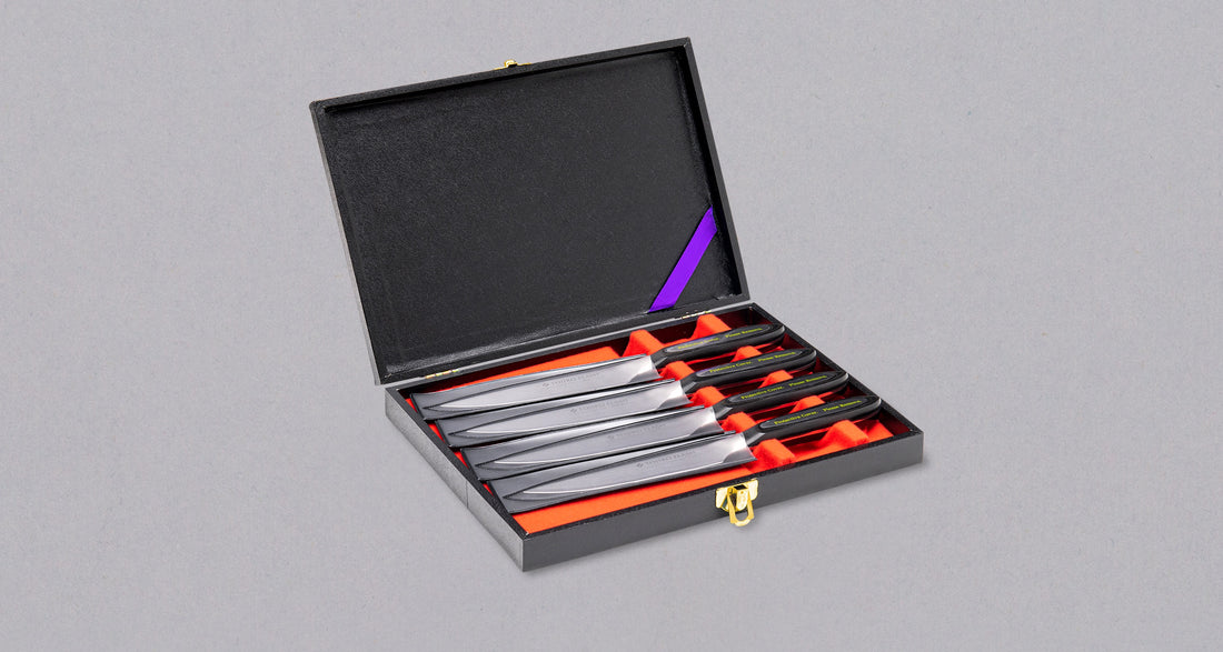 Tojiro Steak set je za mesojede! Elegantan i futuristički set obavezna je kupnja za sve ljubitelje odrezaka koji su se već upoznali s oštrinom japanskih noževa. Čelik VG-10 idealan je odabir za oštar nož za odreske jer je vrlo otporan na koroziju, ima nehrđajuća svojstva, ali još uvijek može postići vrlo finu oštrinu.