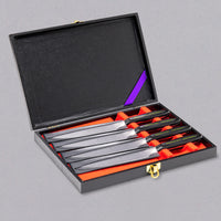 Tojiro Steak set je za mesojede! Elegantan i futuristički set obavezna je kupnja za sve ljubitelje odrezaka koji su se već upoznali s oštrinom japanskih noževa. Čelik VG-10 idealan je odabir za oštar nož za odreske jer je vrlo otporan na koroziju, ima nehrđajuća svojstva, ali još uvijek može postići vrlo finu oštrinu.