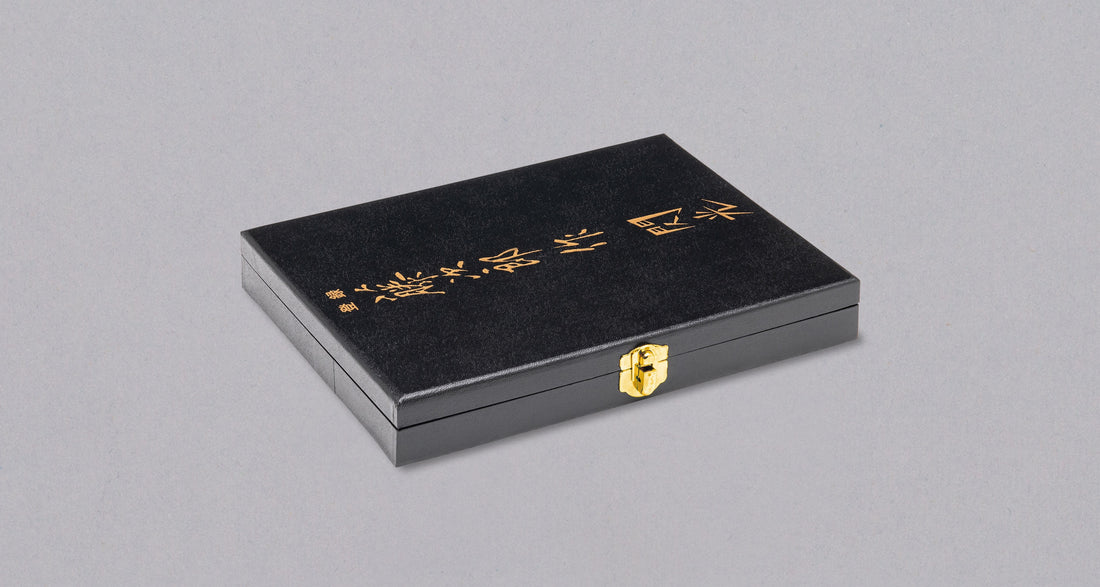 Tojiro Steak set je za mesojede! Elegantan i futuristički set obavezna je kupnja za sve ljubitelje odrezaka koji su se već upoznali s oštrinom japanskih noževa. Čelik VG-10 idealan je odabir za oštar nož za odreske jer je vrlo otporan na koroziju, ima nehrđajuća svojstva, ali još uvijek može postići vrlo finu oštrinu.