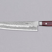 Tsunehisa Gyuto AS Tsuchime 240 mm svestrani je japanski kuhinjski nož za pripremu mesa, ribe i povrća. Gyuto u prijevodu znači 'goveđi mač' što govori o njegovoj naklonjenosti rezanju mesa. Pogotovo duži gyuto noževi – poput ovog ljepotana iz kovačnice Tshunehisa – posebno zablistaju pri rezanju većih komada mesa i pripremi sašimija, izvrsni su, naravno, i pri pripremi svih ostalih namirnica.