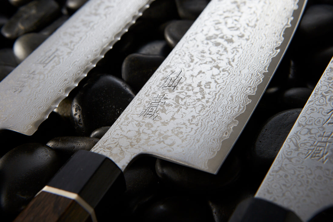 Black Damascus Gyuto 200 mm_2  Nova Black Damacsus linija s 33 slojnim damast uzorkom zbog kojeg je svaki nož unikatno djelo. Izvanredno tanak profil oštrice (1,8 mm) te tvrd japanski čelik su garancija za glatku i dugotrajnu oštrinu.