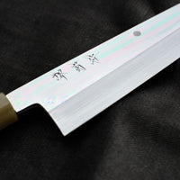 Kawamura Mizu-Honyaki Gyuto Shirogami #2 240 mm ručno kovan nož, izrađen nevjerojatno precizno, kao rezultat stoljetnih iskustava i učenja, grešaka i uspjeha. Radi se o nožu u kojem se prepliću izvrstan alat i umjetničko dijelo.