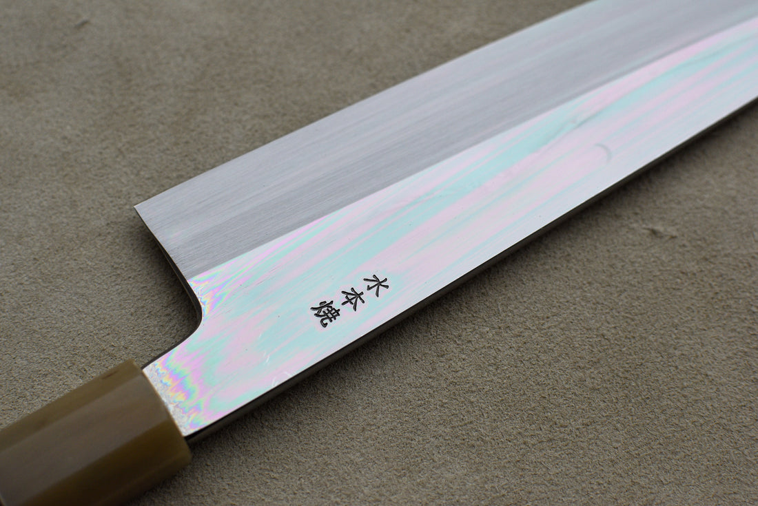 Kawamura Mizu-Honyaki Gyuto Shirogami #2 240 mm ručno kovan nož, izrađen nevjerojatno precizno, kao rezultat stoljetnih iskustava i učenja, grešaka i uspjeha. Radi se o nožu u kojem se prepliću izvrstan alat i umjetničko dijelo.