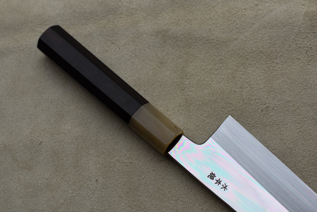 Kawamura Mizu-Honyaki Gyuto Shirogami #2 240 mm ručno kovan nož, izrađen nevjerojatno precizno, kao rezultat stoljetnih iskustava i učenja, grešaka i uspjeha. Radi se o nožu u kojem se prepliću izvrstan alat i umjetničko dijelo.