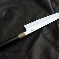 Kawamura Mizu-Honyaki Gyuto Shirogami #2 240 mm ručno kovan nož, izrađen nevjerojatno precizno, kao rezultat stoljetnih iskustava i učenja, grešaka i uspjeha. Radi se o nožu u kojem se prepliću izvrstan alat i umjetničko dijelo.