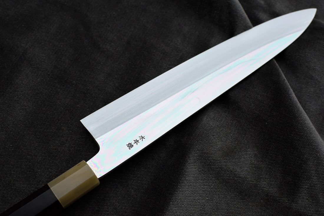 Kawamura Mizu-Honyaki Gyuto Shirogami #2 240 mm ručno kovan nož, izrađen nevjerojatno precizno, kao rezultat stoljetnih iskustava i učenja, grešaka i uspjeha. Radi se o nožu u kojem se prepliću izvrstan alat i umjetničko dijelo.