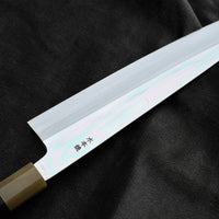 Kawamura Mizu-Honyaki Gyuto Shirogami #2 240 mm ručno kovan nož, izrađen nevjerojatno precizno, kao rezultat stoljetnih iskustava i učenja, grešaka i uspjeha. Radi se o nožu u kojem se prepliću izvrstan alat i umjetničko dijelo.