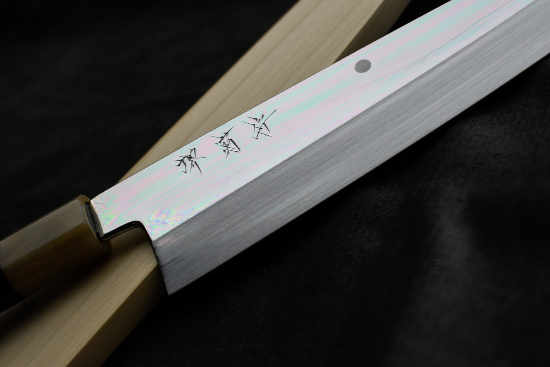 Kawamura Mizu-Honyaki Gyuto Shirogami #2 240 mm ručno kovan nož, izrađen nevjerojatno precizno, kao rezultat stoljetnih iskustava i učenja, grešaka i uspjeha. Radi se o nožu u kojem se prepliću izvrstan alat i umjetničko dijelo.