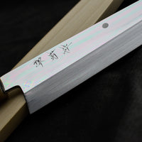 Kawamura Mizu-Honyaki Gyuto Shirogami #2 240 mm ručno kovan nož, izrađen nevjerojatno precizno, kao rezultat stoljetnih iskustava i učenja, grešaka i uspjeha. Radi se o nožu u kojem se prepliću izvrstan alat i umjetničko dijelo.