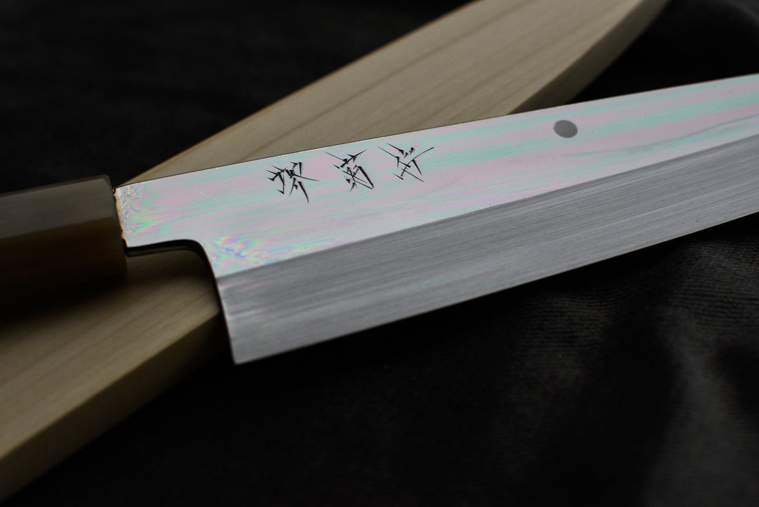 Kawamura Mizu-Honyaki Gyuto Shirogami #2 240 mm ručno kovan nož, izrađen nevjerojatno precizno, kao rezultat stoljetnih iskustava i učenja, grešaka i uspjeha. Radi se o nožu u kojem se prepliću izvrstan alat i umjetničko dijelo.
