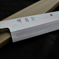 Kawamura Mizu-Honyaki Gyuto Shirogami #2 240 mm ručno kovan nož, izrađen nevjerojatno precizno, kao rezultat stoljetnih iskustava i učenja, grešaka i uspjeha. Radi se o nožu u kojem se prepliću izvrstan alat i umjetničko dijelo.