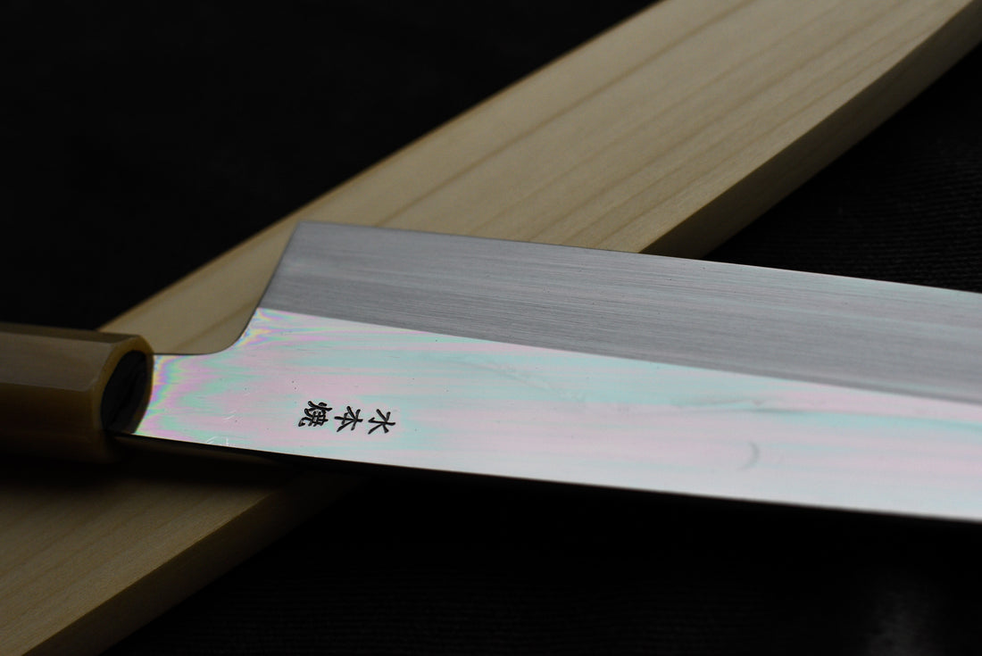 Kawamura Mizu-Honyaki Gyuto Shirogami #2 240 mm ručno kovan nož, izrađen nevjerojatno precizno, kao rezultat stoljetnih iskustava i učenja, grešaka i uspjeha. Radi se o nožu u kojem se prepliću izvrstan alat i umjetničko dijelo.