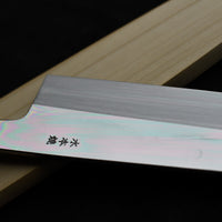 Kawamura Mizu-Honyaki Gyuto Shirogami #2 240 mm ručno kovan nož, izrađen nevjerojatno precizno, kao rezultat stoljetnih iskustava i učenja, grešaka i uspjeha. Radi se o nožu u kojem se prepliću izvrstan alat i umjetničko dijelo.