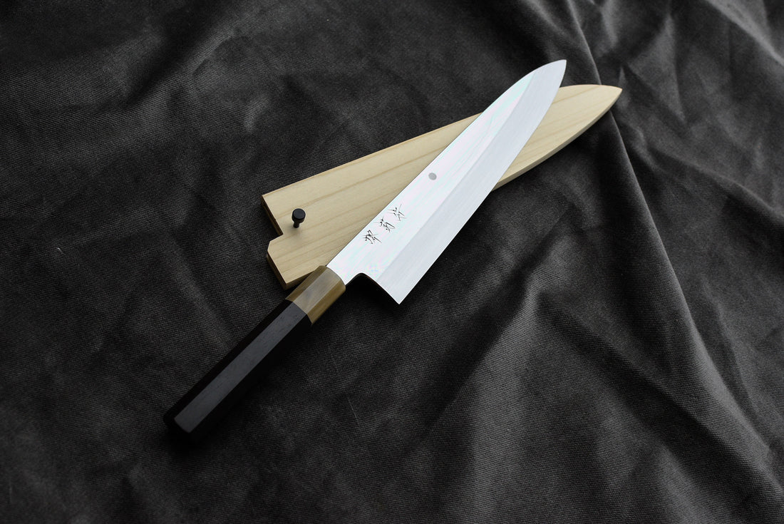 Kawamura Mizu-Honyaki Gyuto Shirogami #2 240 mm ručno kovan nož, izrađen nevjerojatno precizno, kao rezultat stoljetnih iskustava i učenja, grešaka i uspjeha. Radi se o nožu u kojem se prepliću izvrstan alat i umjetničko dijelo.