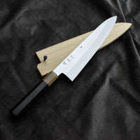 Kawamura Mizu-Honyaki Gyuto Shirogami #2 240 mm ručno kovan nož, izrađen nevjerojatno precizno, kao rezultat stoljetnih iskustava i učenja, grešaka i uspjeha. Radi se o nožu u kojem se prepliću izvrstan alat i umjetničko dijelo.