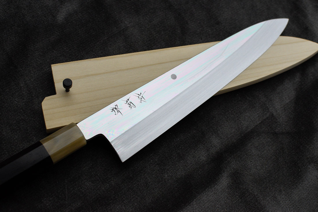 Kawamura Mizu-Honyaki Gyuto Shirogami #2 240 mm ručno kovan nož, izrađen nevjerojatno precizno, kao rezultat stoljetnih iskustava i učenja, grešaka i uspjeha. Radi se o nožu u kojem se prepliću izvrstan alat i umjetničko dijelo.