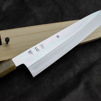 Kawamura Mizu-Honyaki Gyuto Shirogami #2 240 mm ručno kovan nož, izrađen nevjerojatno precizno, kao rezultat stoljetnih iskustava i učenja, grešaka i uspjeha. Radi se o nožu u kojem se prepliću izvrstan alat i umjetničko dijelo.