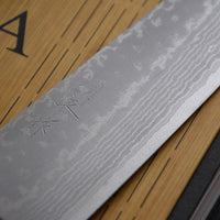 Etsu Village Santoku Damascus Black 170 mm_2  Ručno kovan Kunio Masutani damask nož. Santoku koristi se za rezanje povrća, ribe i mesa. Oblik i dužina su primjerni za manji svestrani kuhinjski nož koji će zablistati prilikom rezanja i sjeckanja na kuhinjskoj dasci. Za domaću te profesionalnu upotrebu.