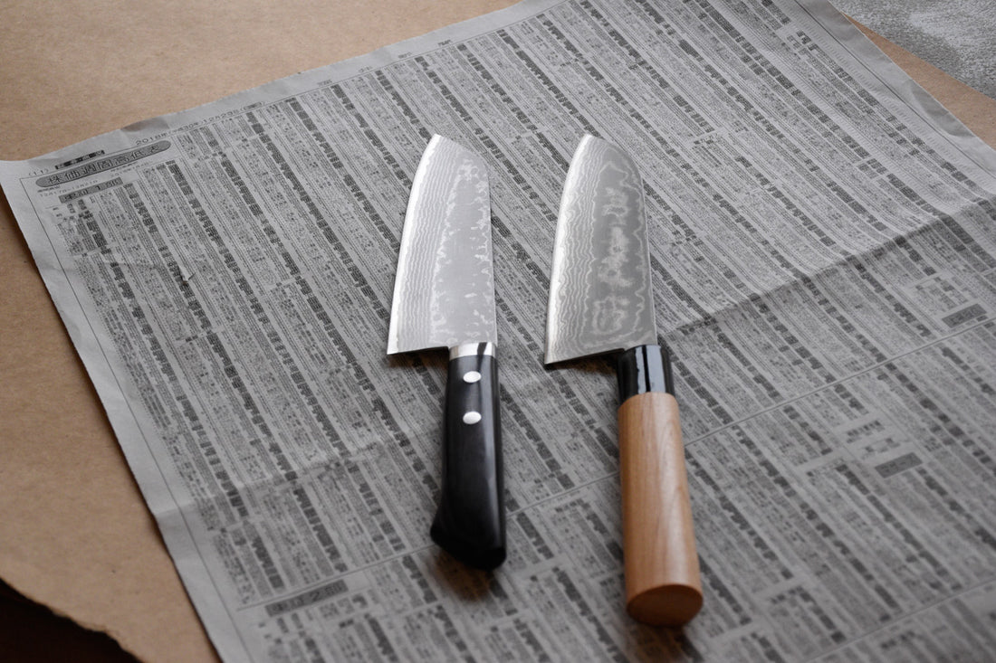 Etsu Village Santoku Damascus Black 170 mm_3  Ručno kovan Kunio Masutani damask nož. Santoku koristi se za rezanje povrća, ribe i mesa. Oblik i dužina su primjerni za manji svestrani kuhinjski nož koji će zablistati prilikom rezanja i sjeckanja na kuhinjskoj dasci. Za domaću te profesionalnu upotrebu.
