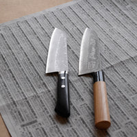 Etsu Village Santoku Damascus Black 170 mm_3  Ručno kovan Kunio Masutani damask nož. Santoku koristi se za rezanje povrća, ribe i mesa. Oblik i dužina su primjerni za manji svestrani kuhinjski nož koji će zablistati prilikom rezanja i sjeckanja na kuhinjskoj dasci. Za domaću te profesionalnu upotrebu.