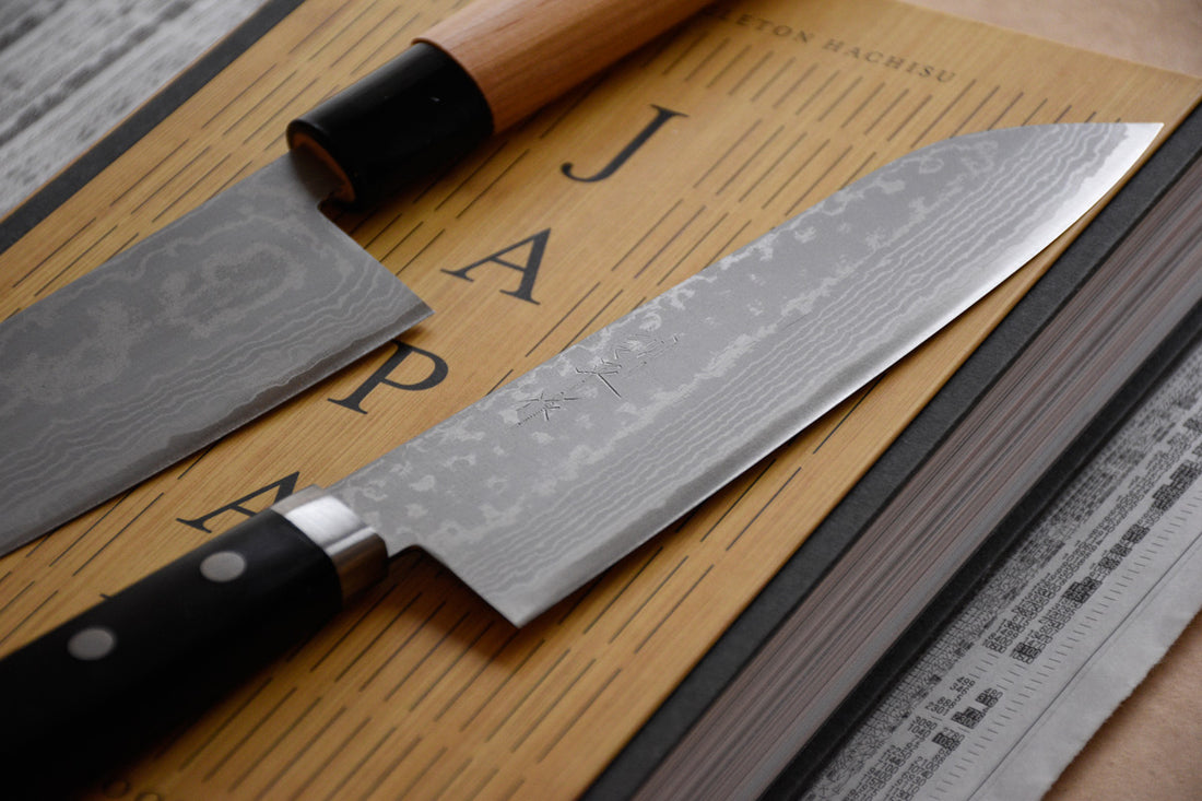 Etsu Village Santoku Damascus Black 170 mm_4  Ručno kovan Kunio Masutani damask nož. Santoku koristi se za rezanje povrća, ribe i mesa. Oblik i dužina su primjerni za manji svestrani kuhinjski nož koji će zablistati prilikom rezanja i sjeckanja na kuhinjskoj dasci. Za domaću te profesionalnu upotrebu.