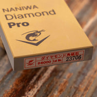 Naniwa Diamond Pro granulacije #6000 je dijamantna ploča s finijom granulacijom, pogodna za oštrenje i poliranje. Preporučujemo je svima koji ste iskusniji brusitelji, ali želite uštedjeti vrijeme pri oštrenju, jer pokupi materijal s oštrice brže od standardnog kamenja. Prikladna za korištenje na svim vrstama čelika.