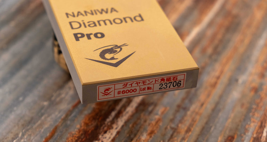 Naniwa Diamond Pro granulacije #6000 je dijamantna ploča s finijom granulacijom, pogodna za oštrenje i poliranje. Preporučujemo je svima koji ste iskusniji brusitelji, ali želite uštedjeti vrijeme pri oštrenju, jer pokupi materijal s oštrice brže od standardnog kamenja. Prikladna za korištenje na svim vrstama čelika.