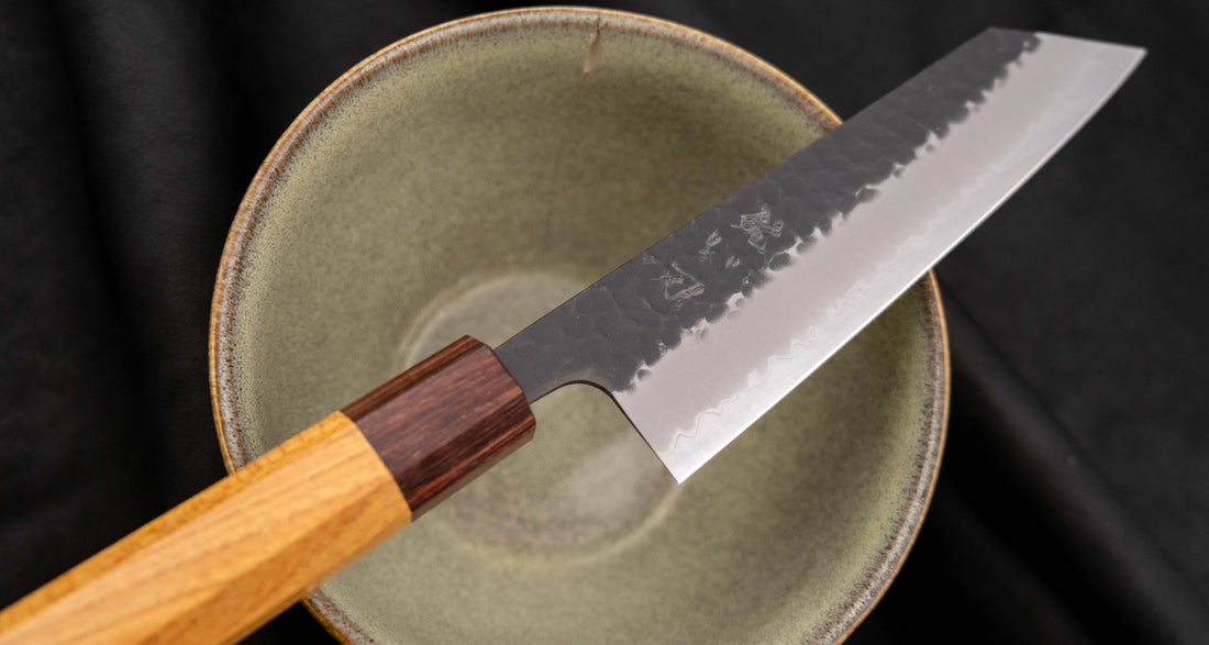 Hokiyama Bunka Aogami Super Kuro-uchi 170 mm svestrani je japanski kuhinjski nož namijenjen za pripremu mesa, ribe i povrća. Ima izrazit kiritsuke vršak ("K-vršak"), koji je dizajniran za precizan rad. Sredina ovog noža je od Hitachi Super Blue čelika (Aogami Super) koji seže u sam vrh kvalitetnijih japanskih čelika.