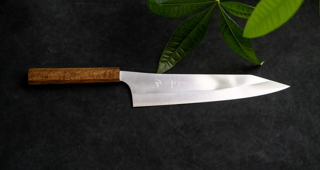 Kurosaki Gyuto iz linije Gekko još je jedan jedinstveni nož nastao u rukama nadarenog kovačkog majstora Yu Kurosakija. Oštrica je izrađena od novog VG-XEOS čelika s finom mikrostrukturom, stvorenom pomoću posebne metode taljenja. Čelik ima izvrsnu otpornost na habanje i koroziju.