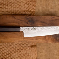 Hayabusa Gyuto VG-10 Tsuchime Damascus Ebony 240 mm svestrani je japanski kuhinjski nož prikladan za pripremu mesa, ribe i povrća. Izuzetno tanka i precizna oštrica, pogodna za profesionalnu i amatersku upotrebu.