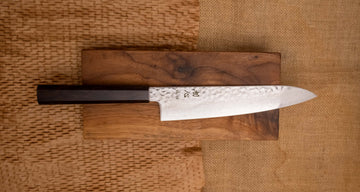 Hayabusa Gyuto VG-10 Tsuchime Damascus Ebony 240 mm svestrani je japanski kuhinjski nož prikladan za pripremu mesa, ribe i povrća. Izuzetno tanka i precizna oštrica, pogodna za profesionalnu i amatersku upotrebu.