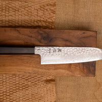 Hayabusa Santoku VG-10 Tsuchime Damascus Ebony 180 mm svestrani je japanski kuhinjski nož prikladan za pripremu mesa, ribe i povrća. Izuzetno tanka i precizna oštrica, pogodna za profesionalnu i amatersku upotrebu.