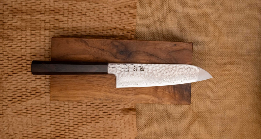 Hayabusa Santoku VG-10 Tsuchime Damascus Ebony 180 mm svestrani je japanski kuhinjski nož prikladan za pripremu mesa, ribe i povrća. Izuzetno tanka i precizna oštrica, pogodna za profesionalnu i amatersku upotrebu.