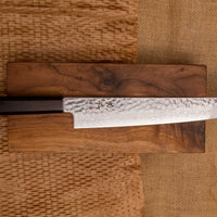 Detalj desne strane noža Hayabusa Sujihiki VG-10 Tsuchime Damascus 270 mm, koji prikazuje cijelu duljinu uske oštrice s složenim damask uzorkom i tsuchime teksturom.